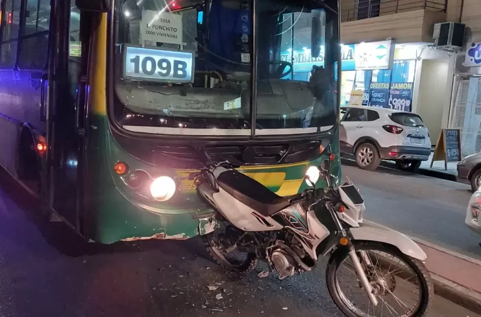 Cuidacoches le dejó pegado un cartel en su auto y se indignó: “Tratá de colaborar, tenés un 0 KM”