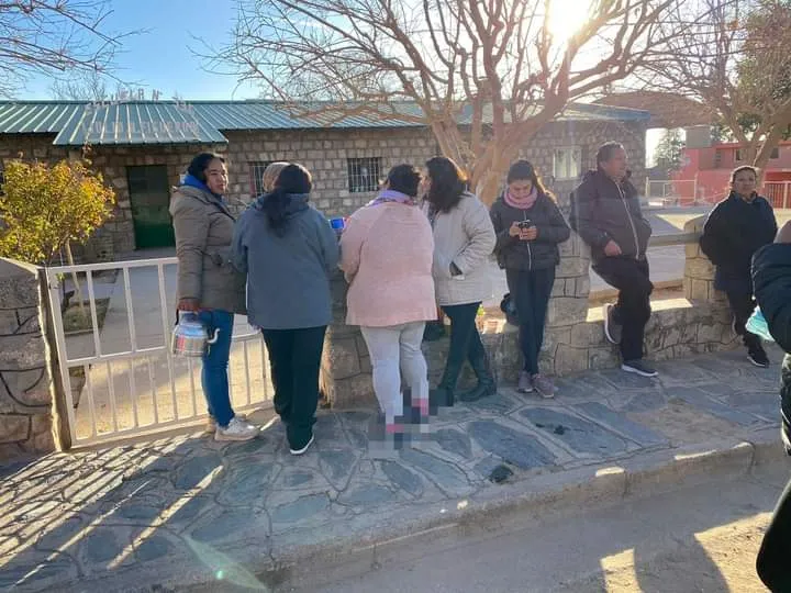 Cura arengó cantos contra Milei en plena misa y generó polémica
