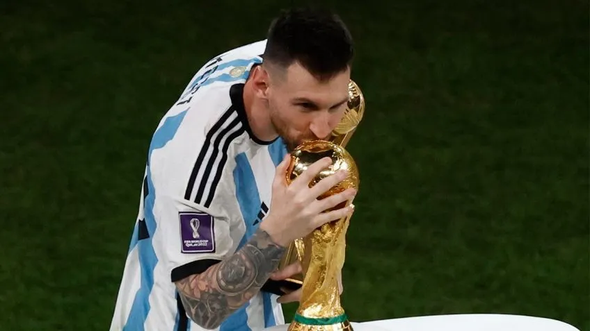 De espaldas, la China Suárez se quita el traje de baño y eleva la temperatura