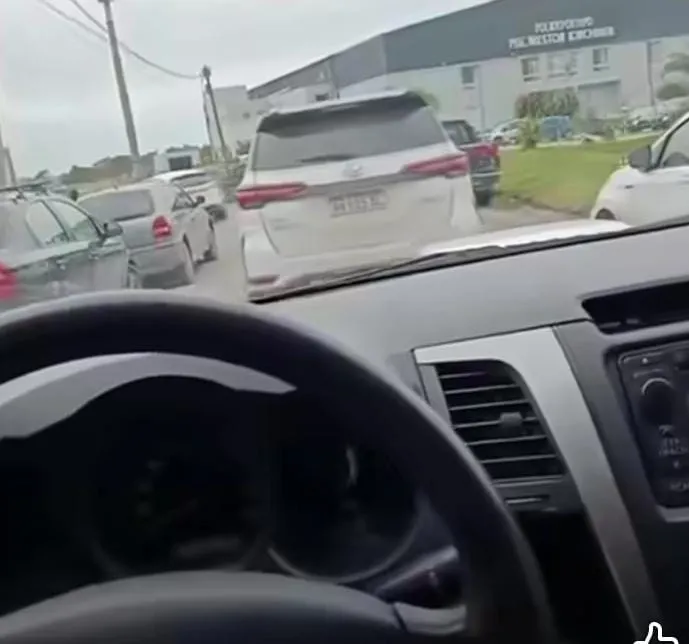 De la rutina al insólito blooper viral: fue a dejar a su hijo al colegio, pero se lo olvidó en la casa