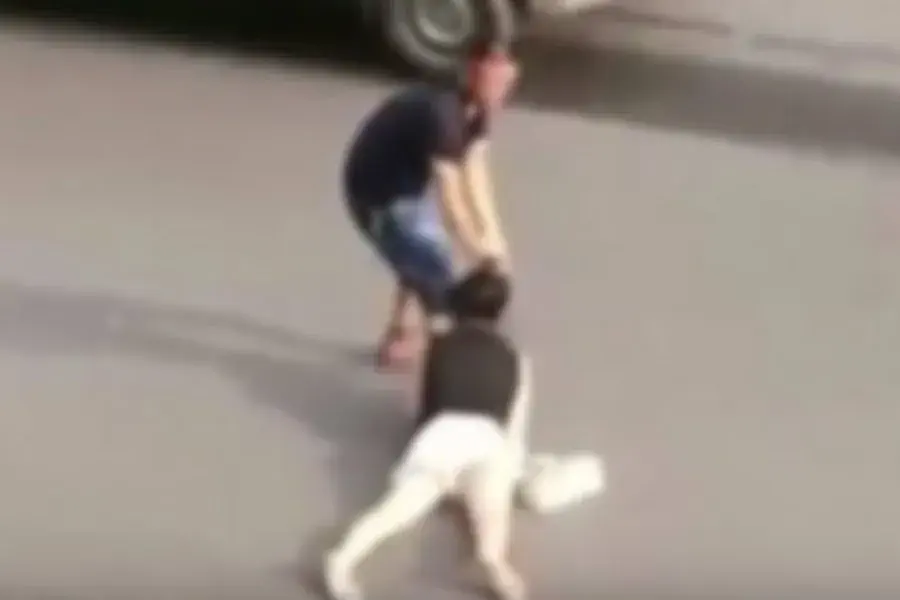 De los pelos, arrastró por la calle a su novia y su hijito