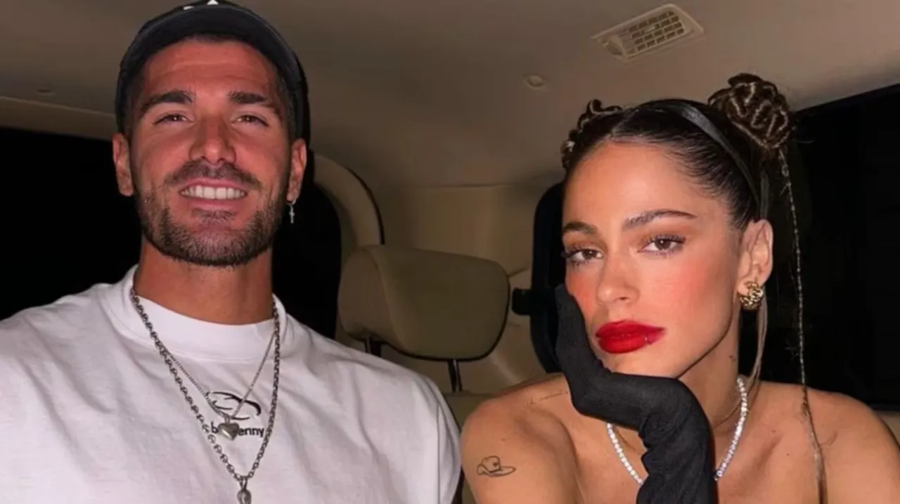 Rodrigo De Paul y Tini Stoessel se sacan una foto dentro de un auto.