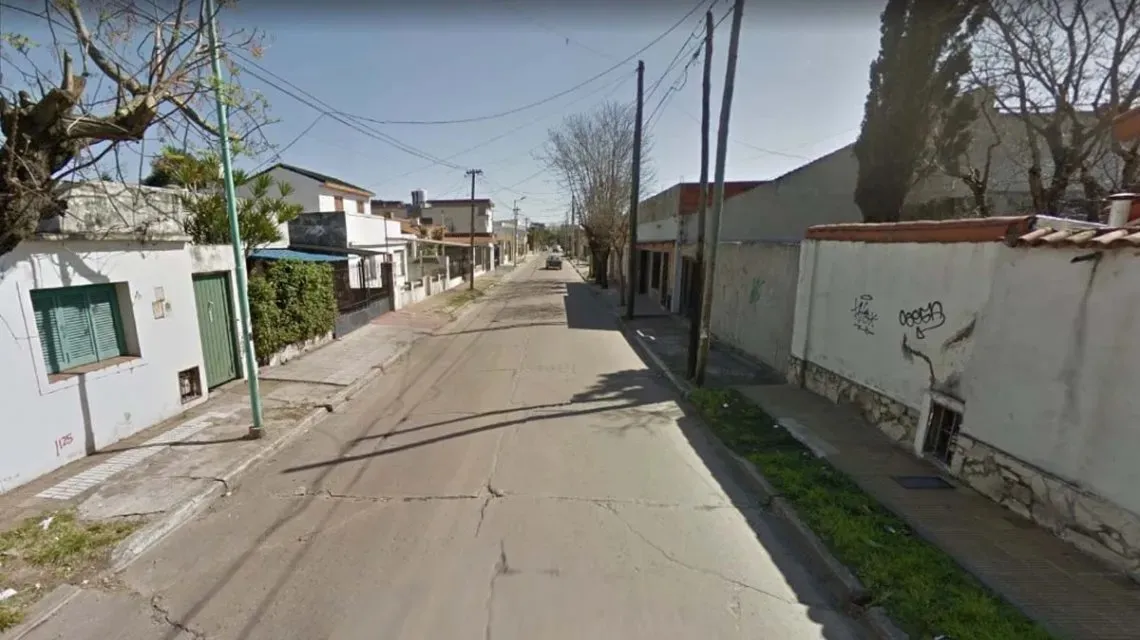 Dejó el auto mal estacionado y le pegaron un cartel
