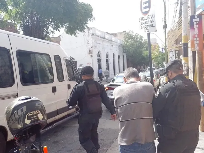 Delivery llevaba una planta de marihuana en su moto y terminó preso