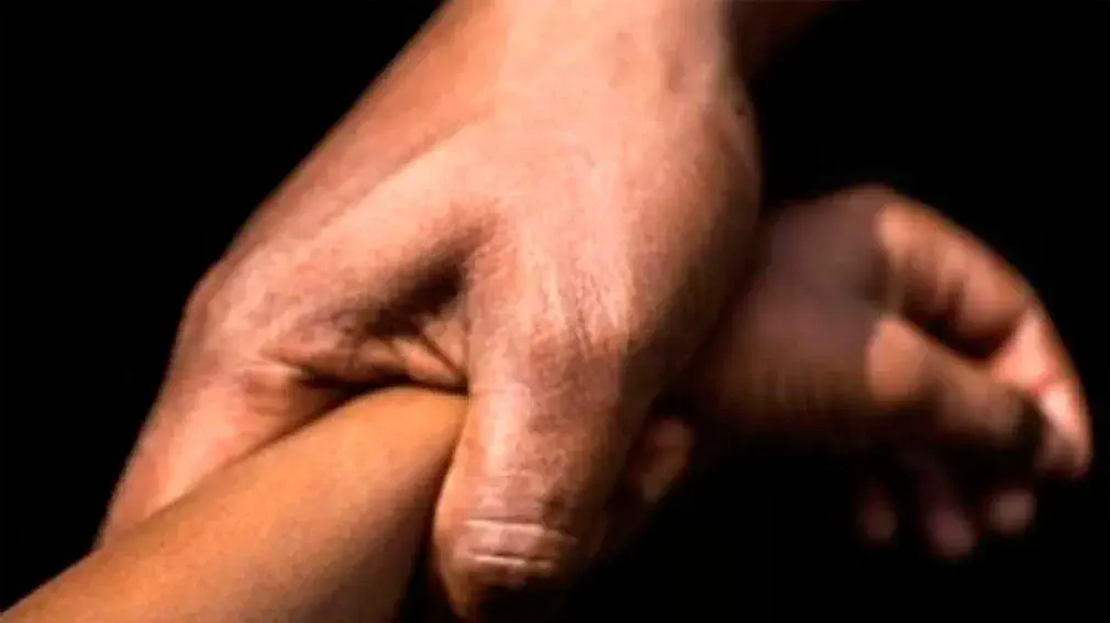 Denunció que fue abusada por cuatro hombres y uno de los acusados es policía