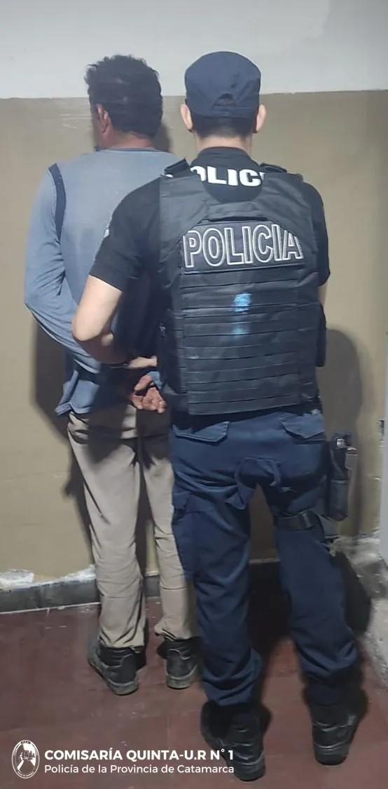 Depravado se desnudó frente a un grupo de menores