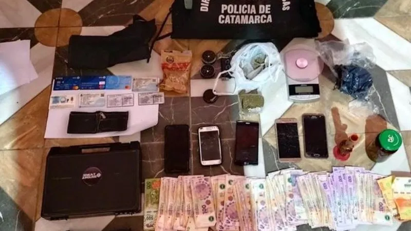 Descubre a su novio casándose con otra y termina destrozando todo