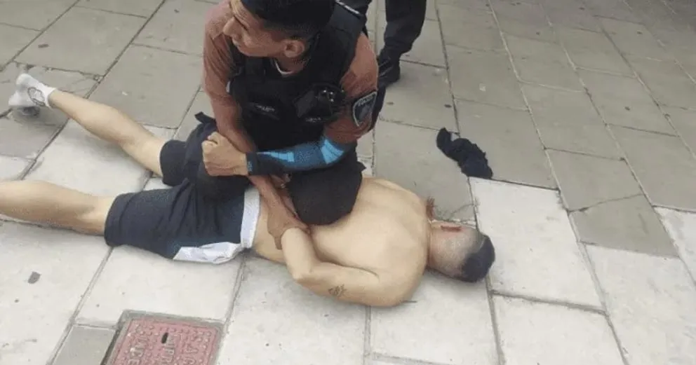 Descubren el cuerpo de un niño de 4 años enterrado en el patio de su casa y detienen a su madre