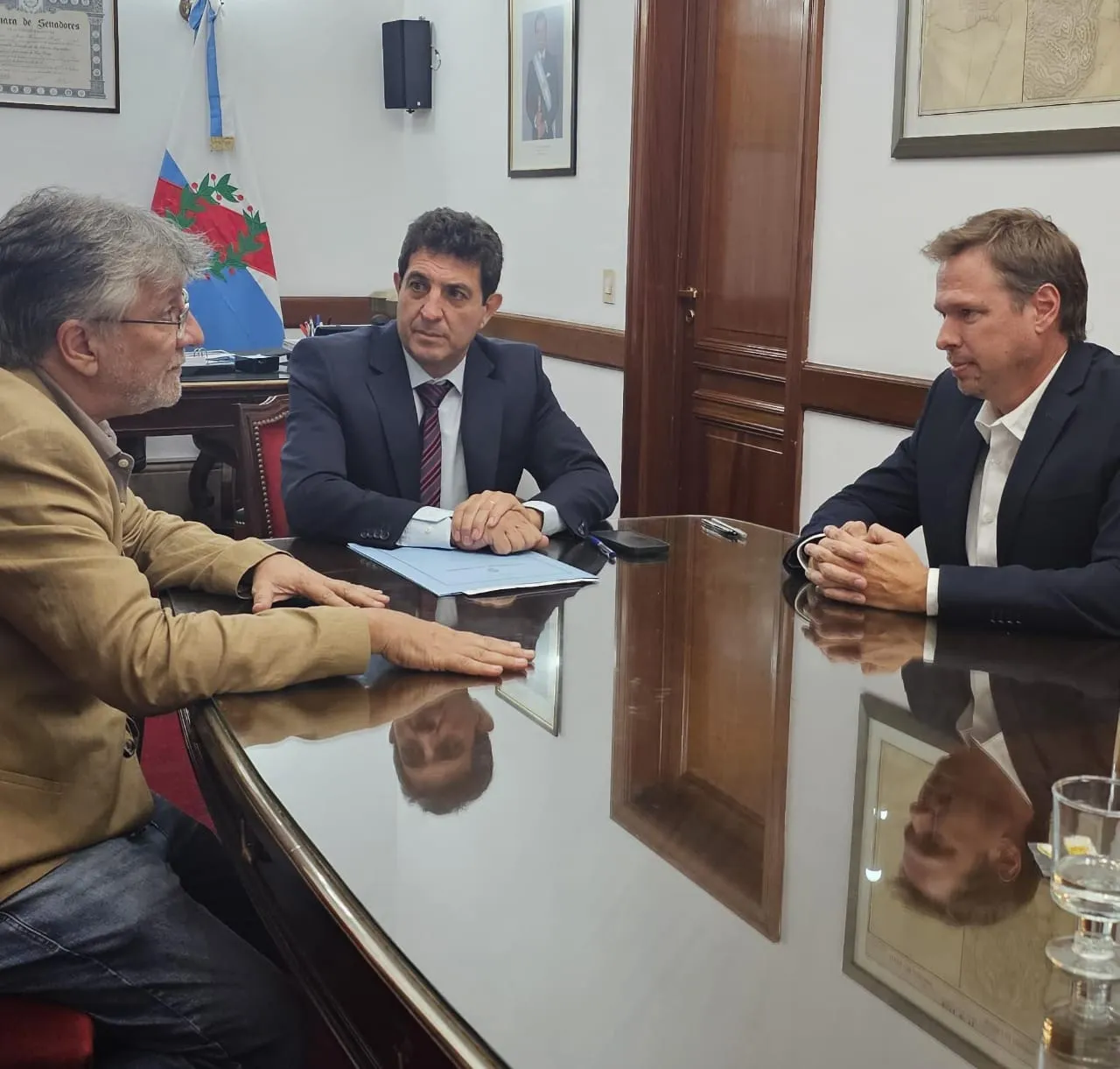 Descubrió mensajes sexuales en el teléfono de su hijo y denunció a la maestra
