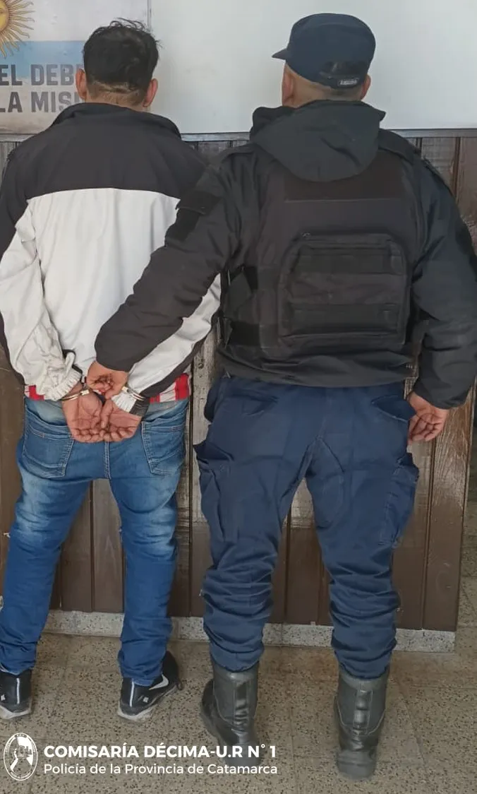 Destrozaron un patrullero a pedradas e intentaron cortar a un policía con un serrucho