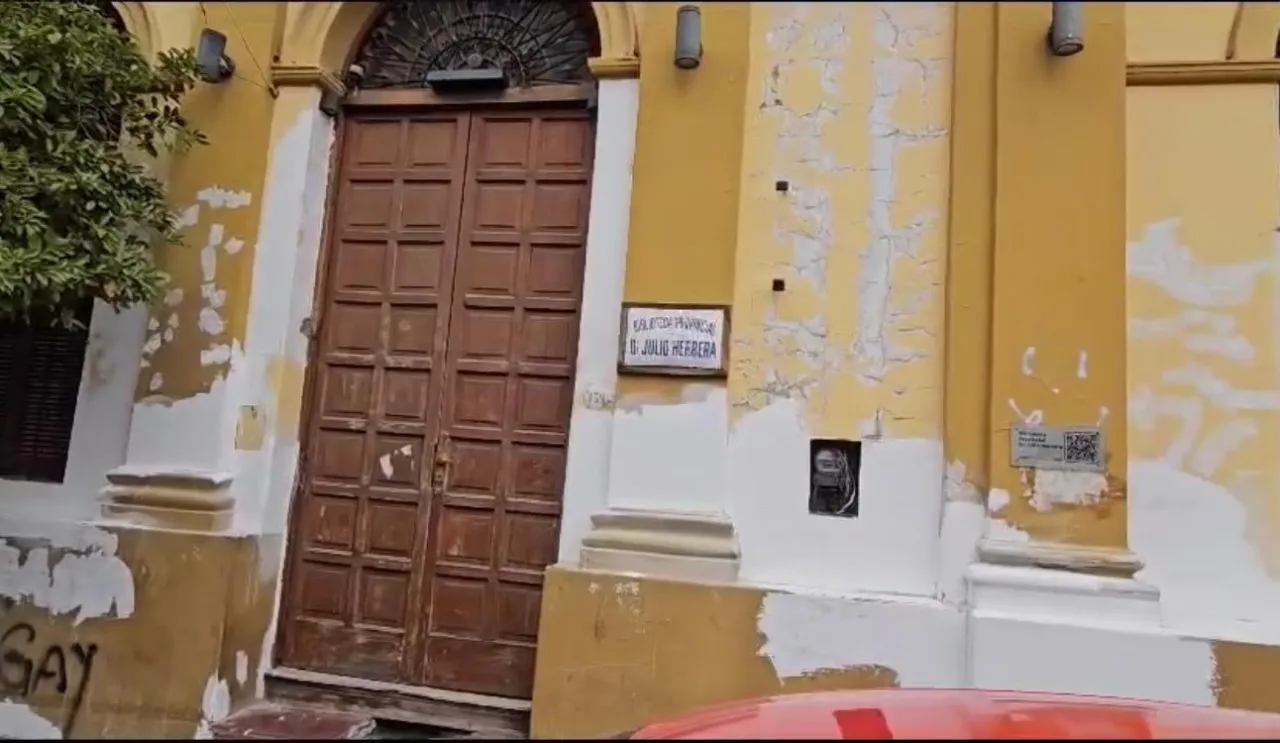 Destrozó la casa de madre e intentó agredir con una picota a un hombre