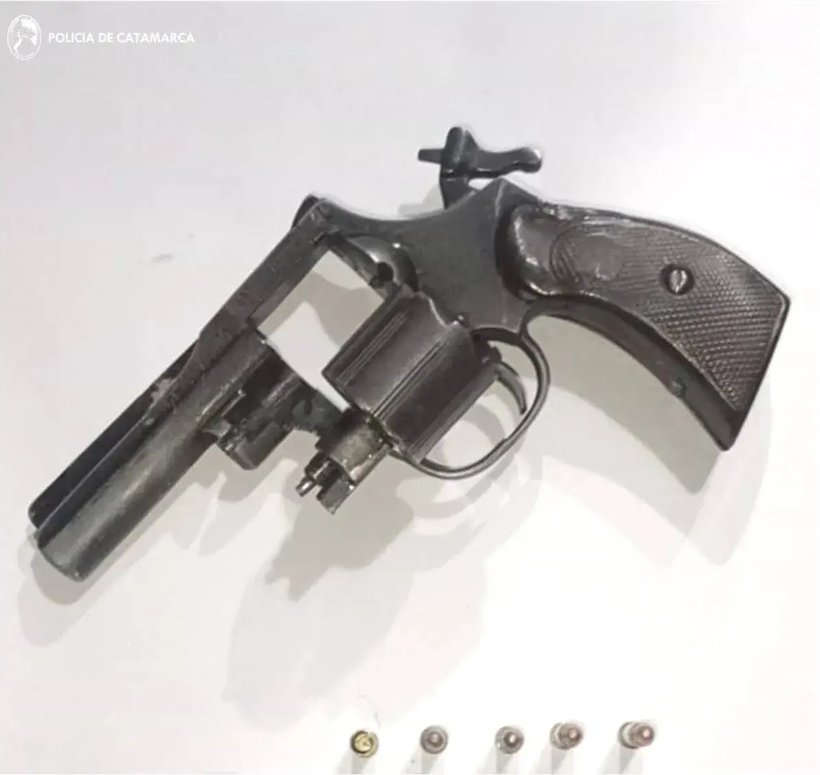 Detienen a dos personas, secuestran un arma de fuego y droga