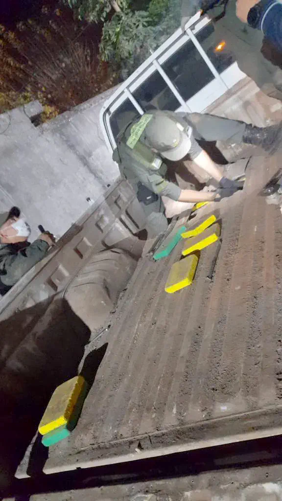 Detuvieron a siete personas y secuestraron más de 170 kilos de cocaína ocultos en una camioneta