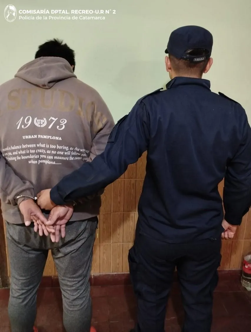 Detuvieron a un trader por estafas: posaba con autos de alta gama y mostraba una vida de lujos en las redes