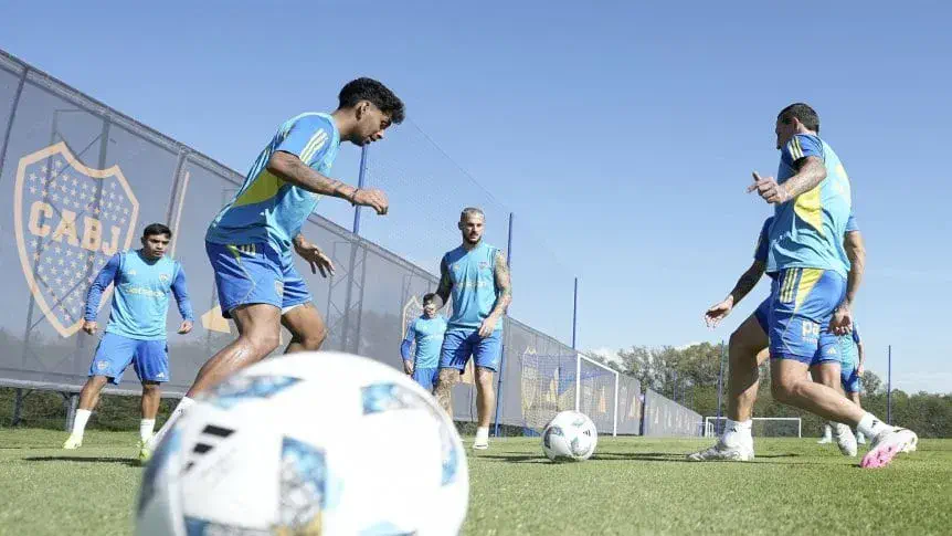 Diego Martínez prepara un mix: el 11 inédito de Boca que paró de cara a Fortaleza
