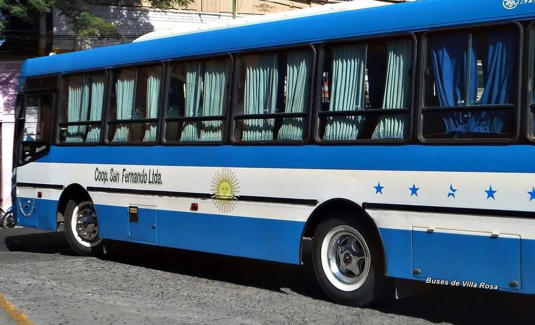 Dio positivo en el test de alcoholemia, se negó a entregar el vehículo y sus amigos quisieron apuñalar a policías