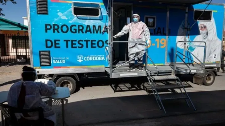 Discutieron en el "chat de mamis" y se agarraron a las piñas en la puerta del colegio