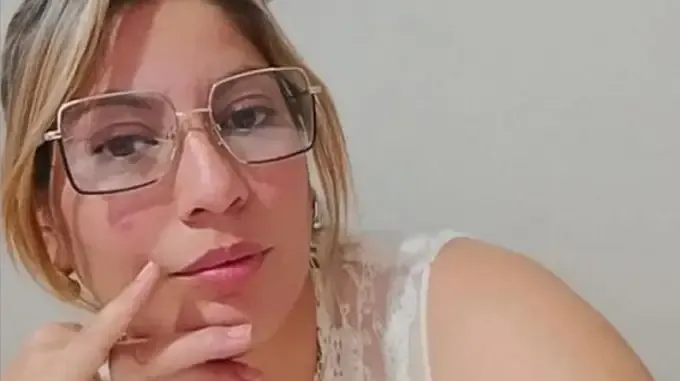 Discutió con su pareja, la golpeó y amenazaba con tirarla por las escaleras