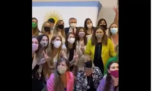 Discutió y amenazó de muerte a la vecina, a policías e intentó atentar contra su integridad física