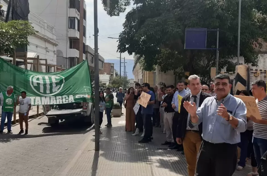 Distantes y con miradas al piso: los gestos de la madre de Lucio Dupuy y su pareja durante el comienzo del juicio