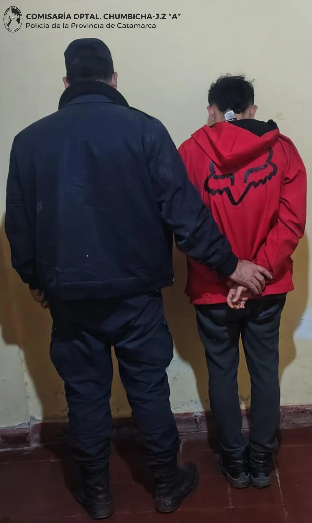 Dormir de costado genera dolor de hombros y un truco facilita el descanso