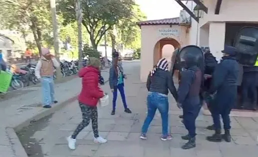 Dos jóvenes fueron aprehendidos, un machete y una cuchilla secuestrados