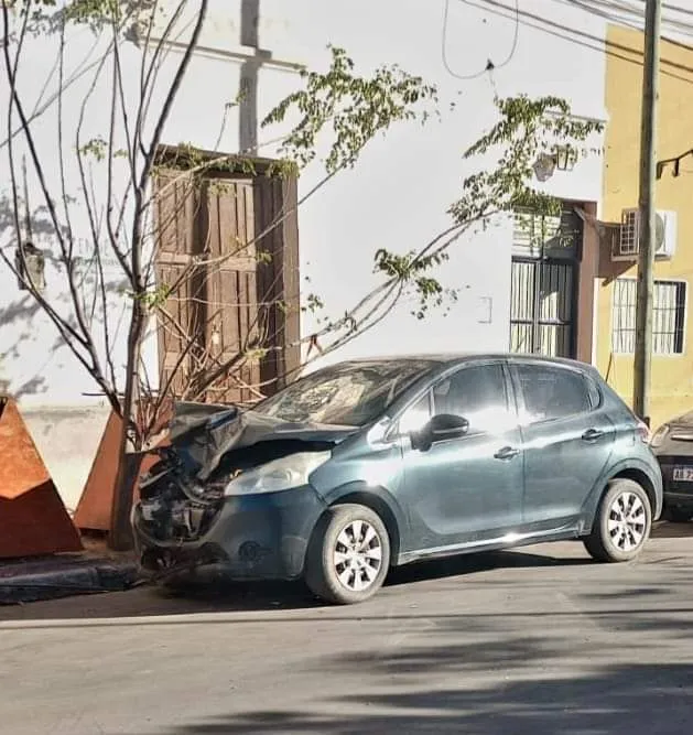 Dos jóvenes y una niña derraparon en Avenida Belgrano