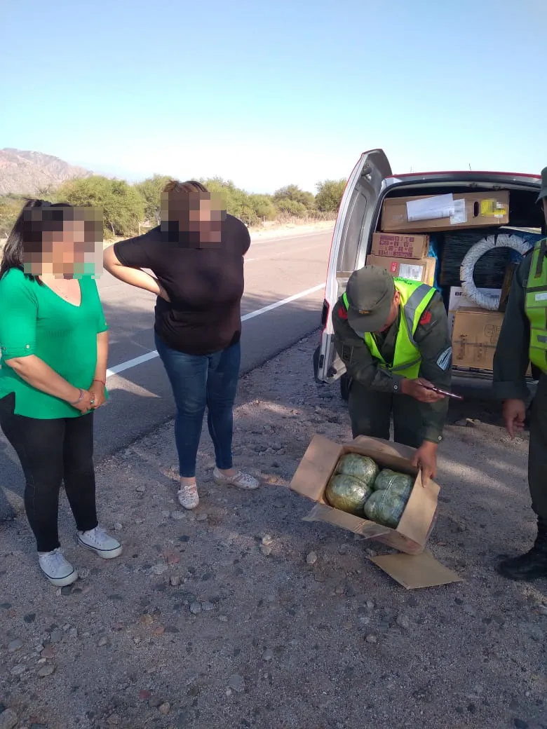 Dos ladrones empujaron a un hombre con discapacidad para robarle la silla de ruedas y una mochila