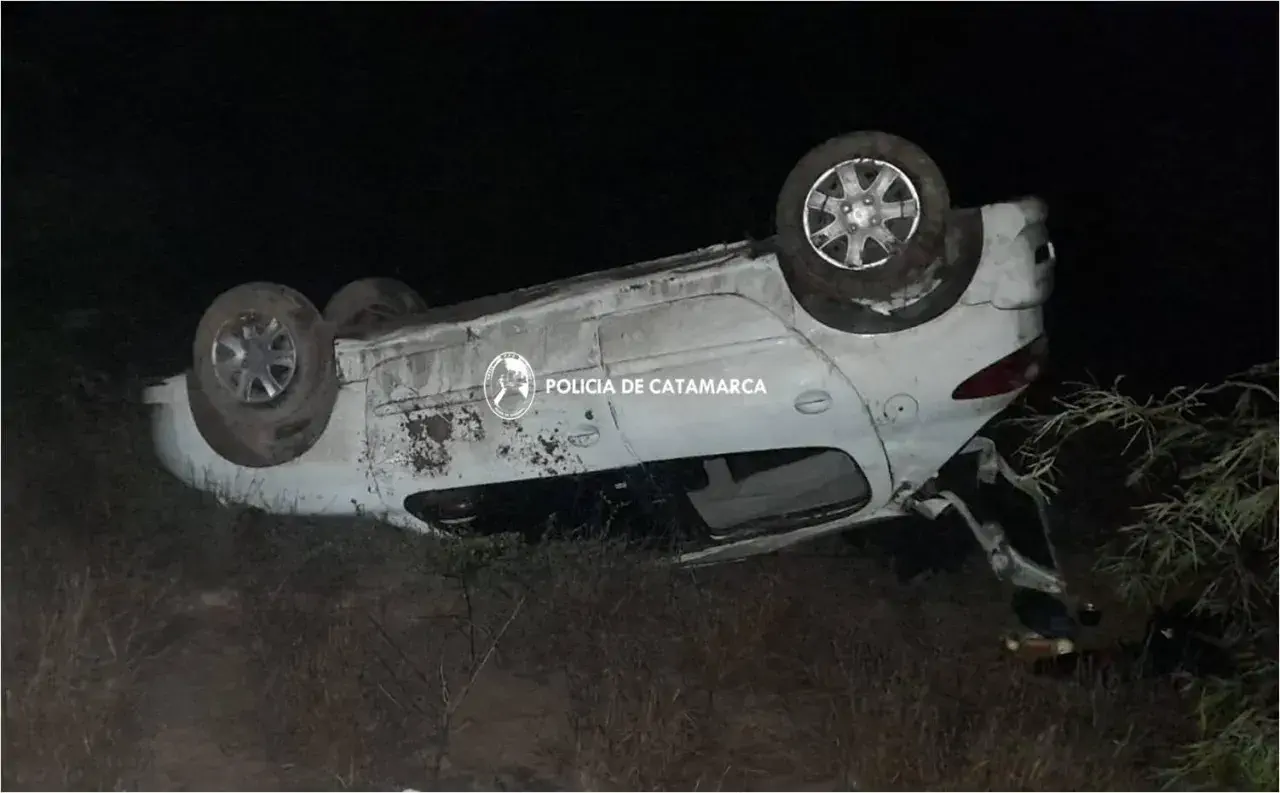 Dos lesionados tras un violento vuelco