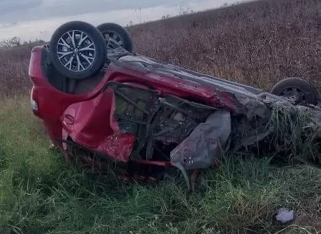 Dos motocicletas colisionaron y una mujer resultó lesionada