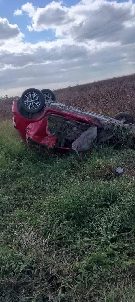 Dos motocicletas colisionaron y una mujer resultó lesionada