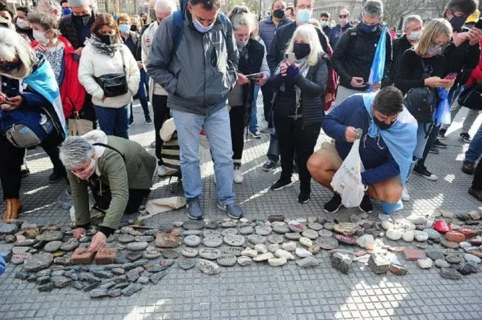 Drogaron un caballo de carreras: llegó primero pero después de cruzar la meta cayó desplomado y murió