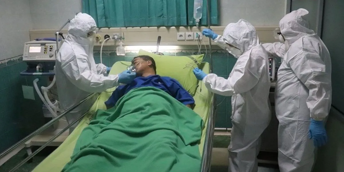 Dyhzy terminó desnudo después de un sensual baile disfrazado de Spiderman