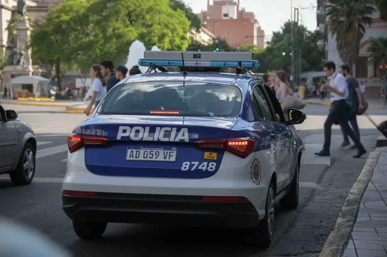 Efectivos policiales detienen a un joven por un caso de abuso sexual