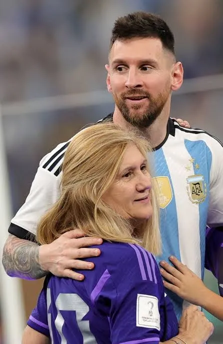 Lionel Messi abraza a su madre Celia Cuccittini con la camiseta de la selección argentina.