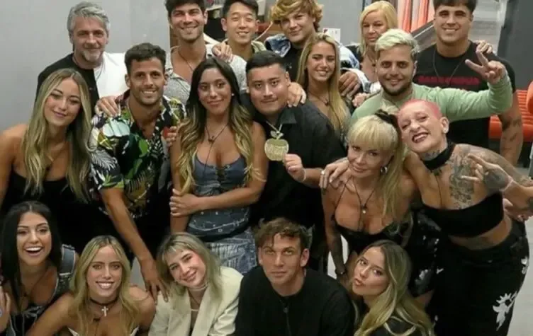El accidente de Peso Pluma durante un concierto: “Fractura confirmada”
