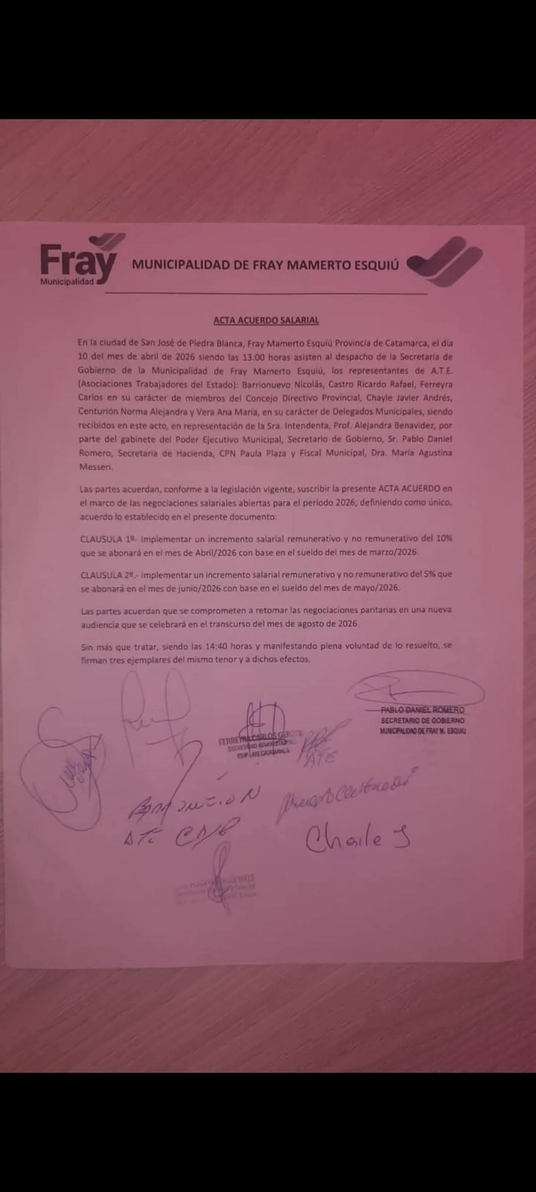 Una hoja con membrete de la Municipalidad de Fray Mamerto Esquiu contiene un acta acuerdo salarial firmada.
