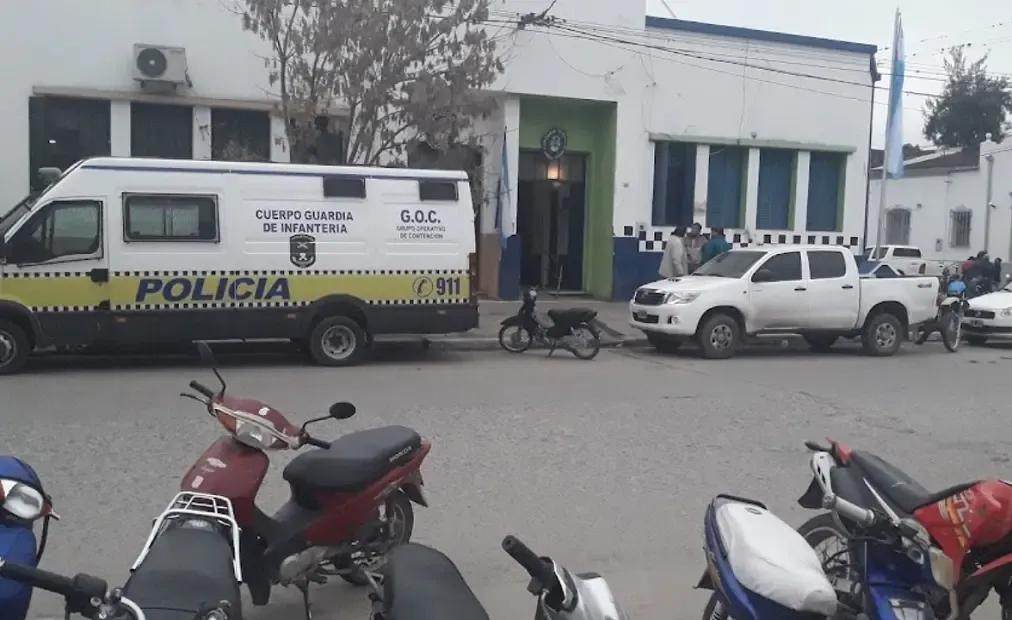 El agua de las cloacas se le desbordó por el inodoro