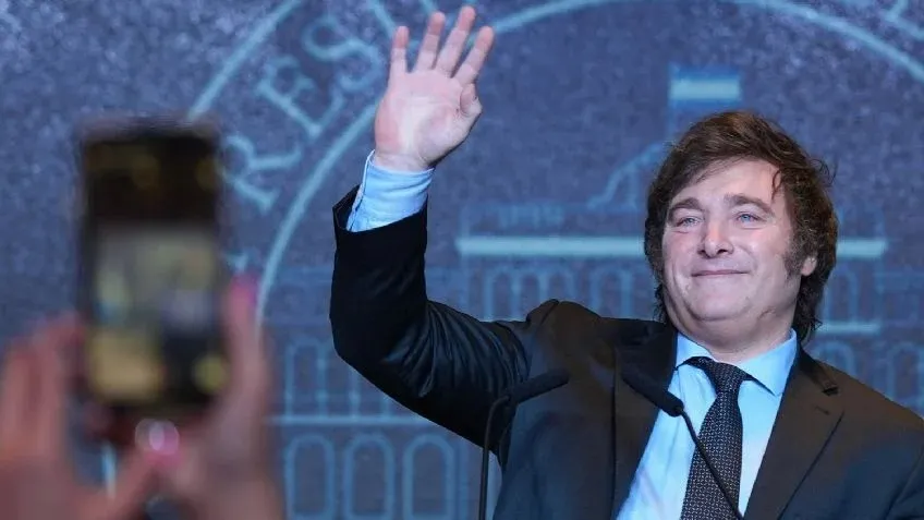 El artesano que talló el sorprendente bastón presidencial para Javier Milei