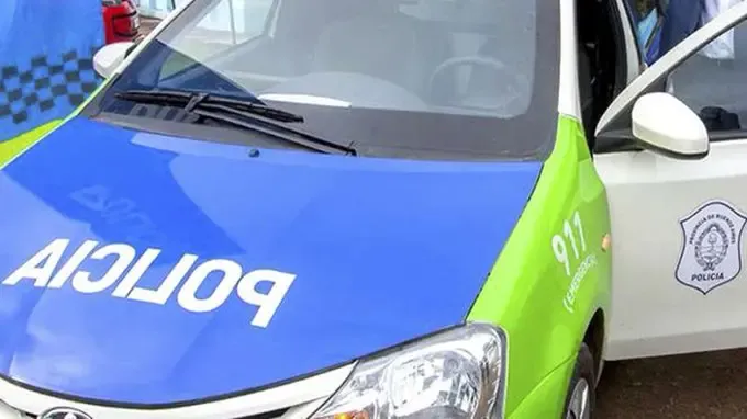 El chofer arrancó, ella cayó del colectivo y golpeó su cabeza en el asfalto