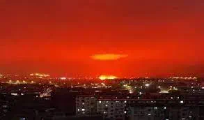 El cielo se tiñó de rojo en una ciudad de China y provocó pánico