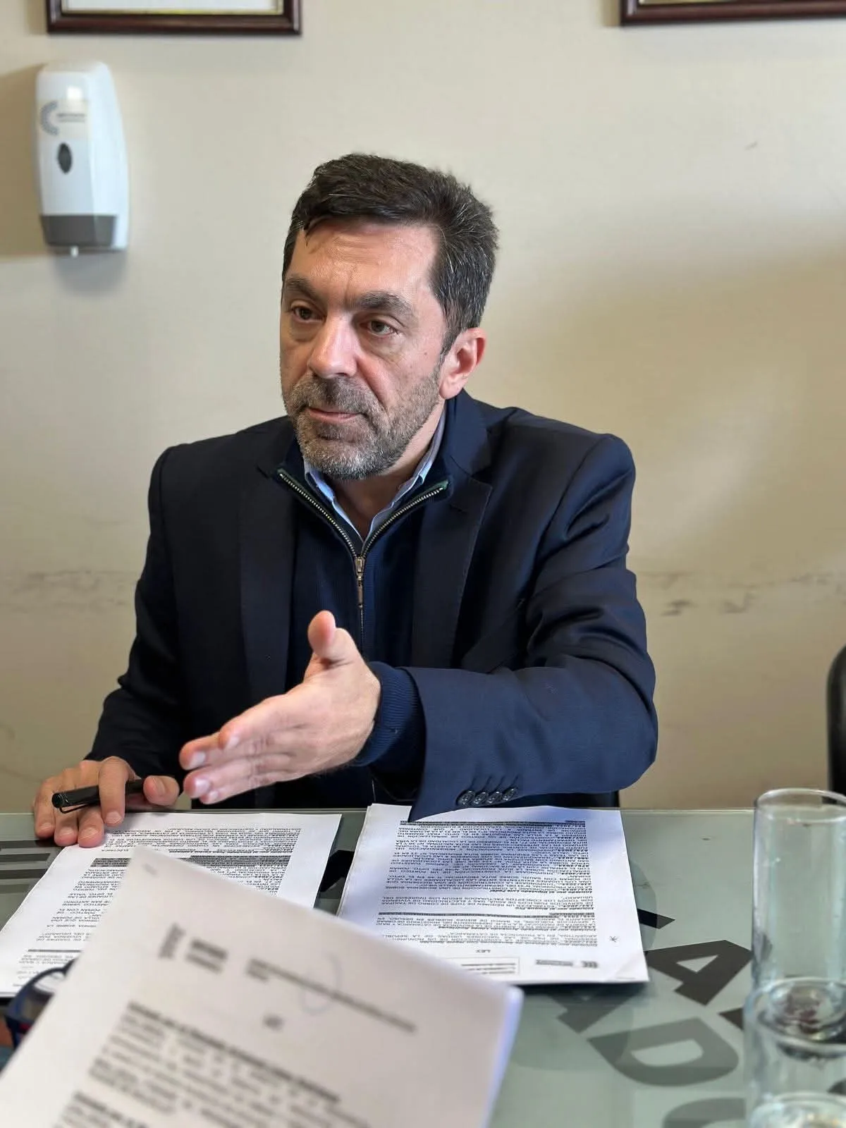 El diputado provincial Eduardo Andrada habla sentado frente a un escritorio con papeles.