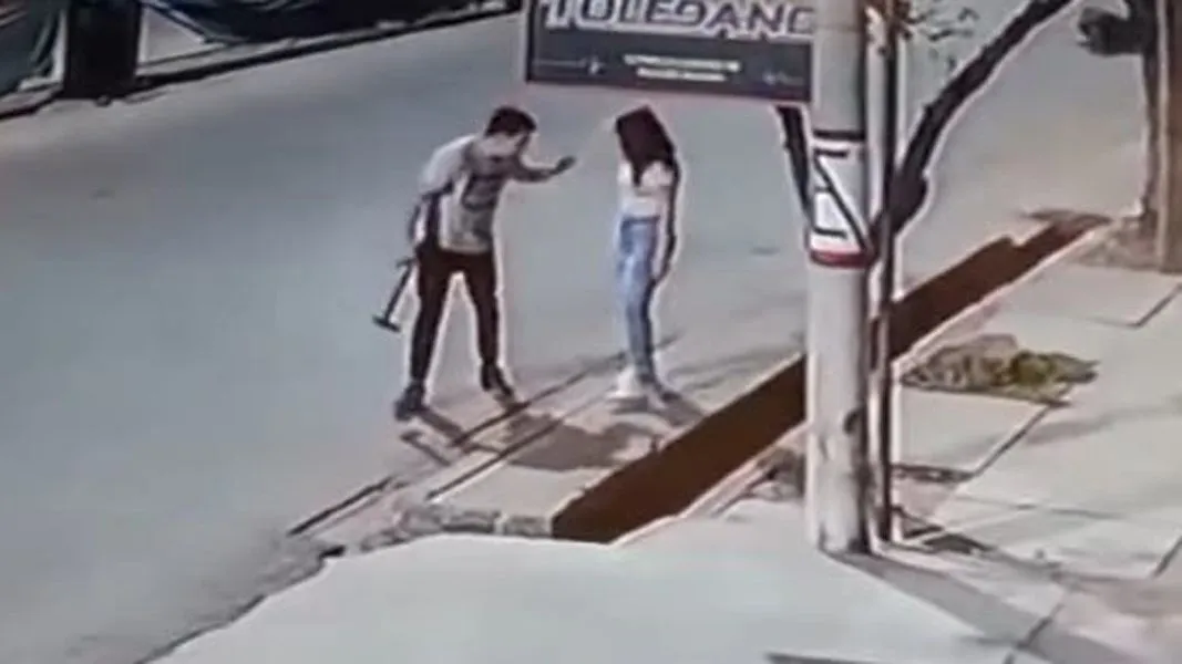 El dramático rescate de tres niños de un tercer piso en llamas: los vecinos hicieron una cadena humana