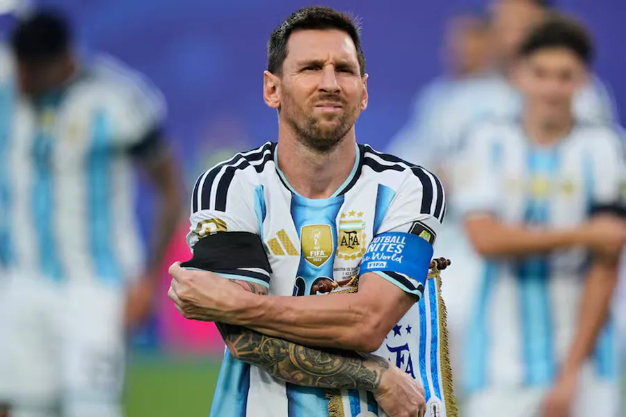 El DT de Egipto explicó su gesto con los brazos cruzados y detalló su cruce con Messi: “Terminó llorando”