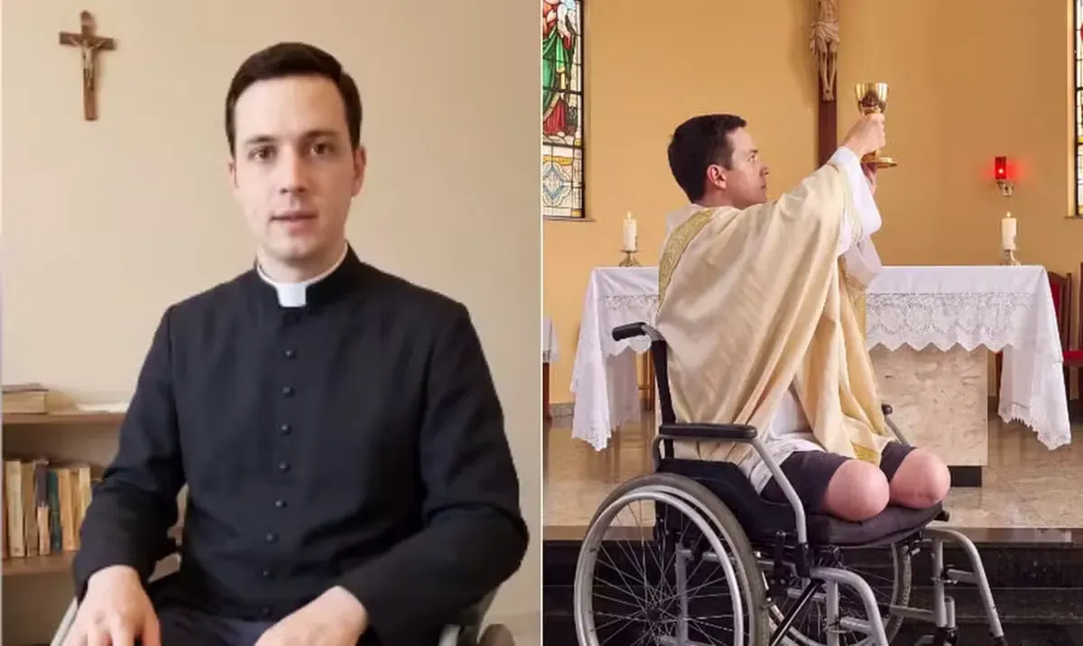 Un sacerdote en silla de ruedas aparece a la izquierda y a la derecha celebrando misa frente al altar.