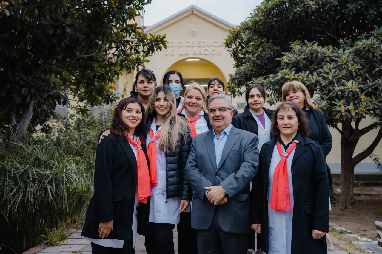 El gobernador Raúl Jalil visitó la Escuela de “La Quebrada”