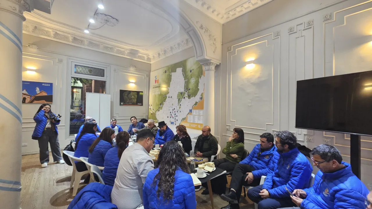 El Gobernador recibió a gestora cultural Roxana Amarilla, quien homenajeó a los tejedores de Londres