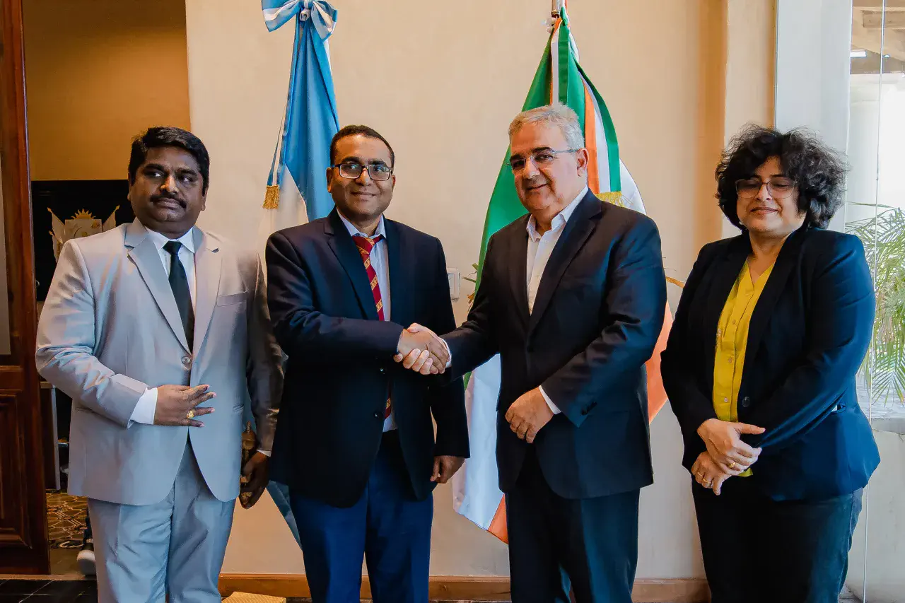 El Gobernador recibió al nuevo CEO de KABIL para analizar el avance del proyecto de exploración de litio en Fiambalá