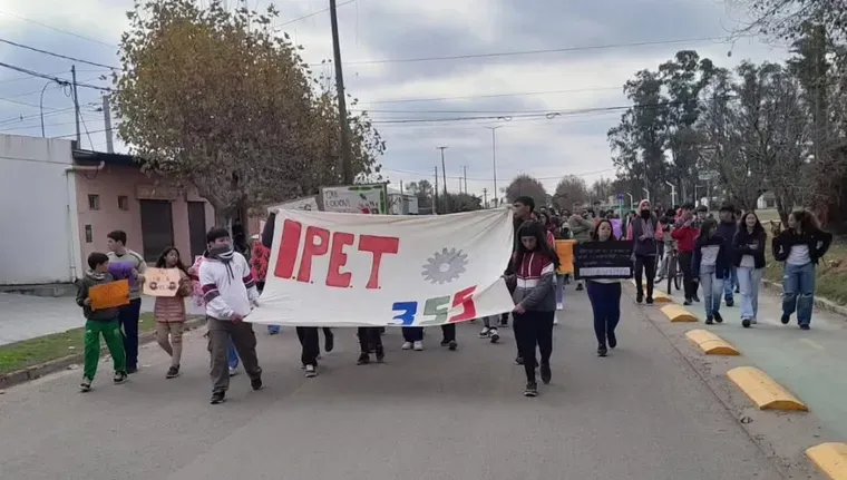 El Gobernador tomó juramento a la bandera en Los Altos y destacaron la inversión educativa en el municipio