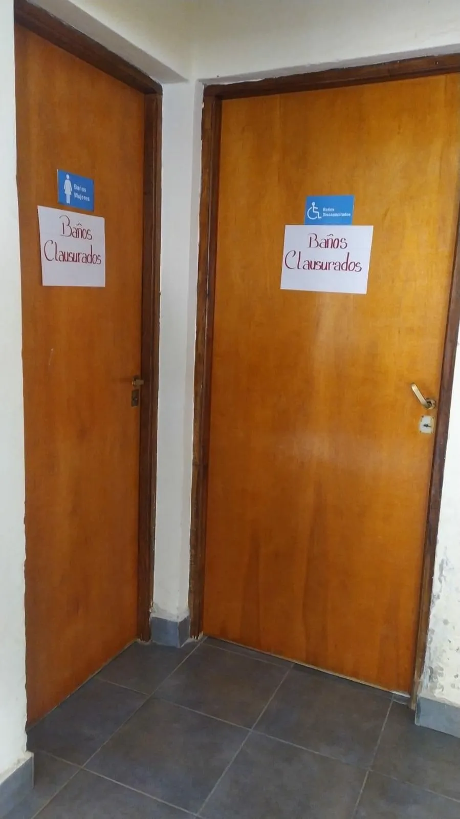 El ingenioso cartel de un comerciante cansado de que entren a su local preguntando cosas